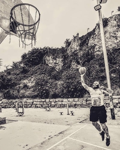 A picture of Darko Peric playing basketball.